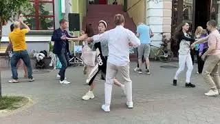 Эта девушка-китаянка обожает приходить на танцы!