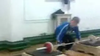 Как мальчик поднимает штангу 12 кг
