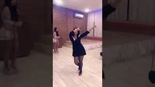 Девушка красиво танцует