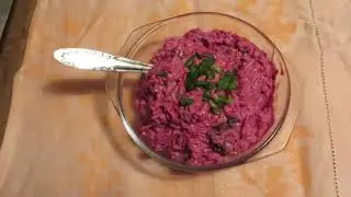 Свекольный салат, с чеснаком, черносливом и грецкими орехами.