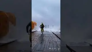 Вот что бывает при сильном  урагане . А когда на море качка . 