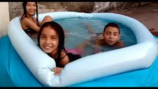 Brincando na piscina