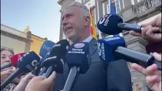 Ángel Víctor Torres acude a la capilla ardiente de Jerónimo Saavedra