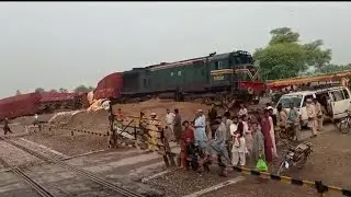 مال گاڑی کی بریک فیل ہونے کی وجہ سے ڈرائیور نے ٹرین کو پٹڑی سے نیچے اتار دیا ۔ #train #accidentnews