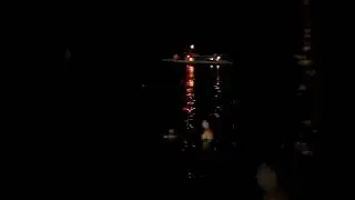 красная Луна над морем