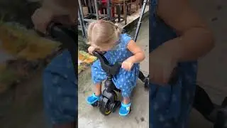 Видео малышка на прогулке! Исследование города на велосипеде 