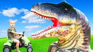 Дамир с папой и с сестренкой весело гуляют в динопарке. И кормят динозавров сквишами.