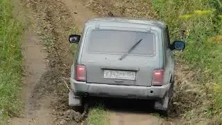 Нива лезет в гору по грязи