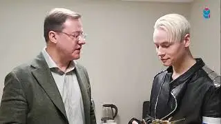 Губернатор Дмитрий Азаров подарил подарок SHAMAN его за участие в концерте Гитары в строю