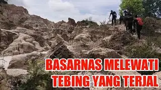 BASARNAS MELEWATI TEBING YANG TERJAL