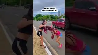 Minha amiga atravessando a rua 