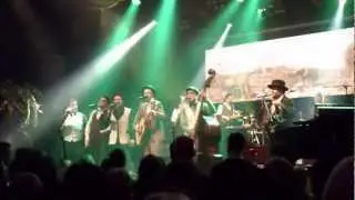 Tuure Kilpeläinen & Kaihon Karavaani ft.Lauluyhtye Suora Lähetys