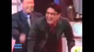 Девушка вытворяет невероятное своей попой.