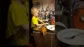 Как ребенок научился мыть посуду смотря на маму.