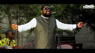 Adoration avec le fr Emmanuel Musongo dans il est vivant medley maranatha live worship moment