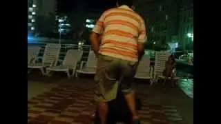 Unos señores bailando.