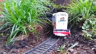 Diorama Perlintasan Kereta Api Dari Kardus | Kereta Api Melewati Gunung,Terowongan & Perlintasan