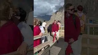 Очередь на канатку на высоте 3200. Ski resort Shymbulak. Almaty. Талгарский перевал. Шымбулак.