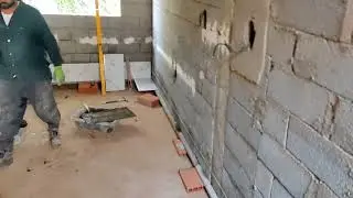 العمل على تركيب السيراميك في المطبخ