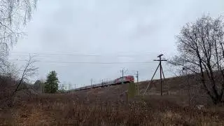 ЭП2к с фирменным поездом №14 "Южный Урал" поздней осенью.