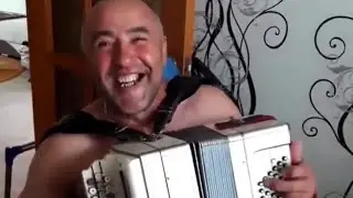 Мужик отжигает на баяне