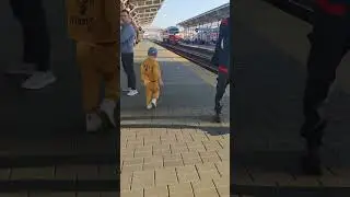 Подгоняют вагоны к голове поезда 