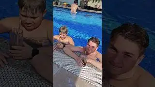 Везде бы так делали! Бар внутри бассейна - отель Marriot