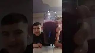 я со своей сестрой пью гримас шейк