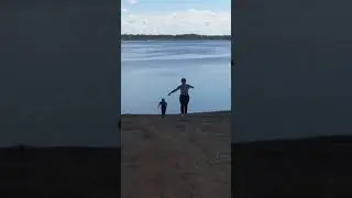 На море