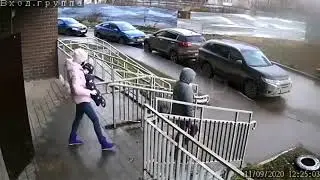 На девушку с маленьким ребенком с многоэтажки скинули канистру с водой