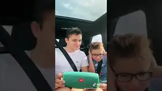 Swan et Néo écoutent de la musique en vacances 