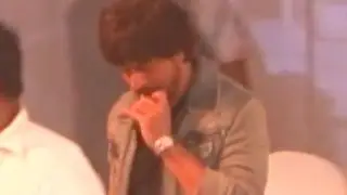 Shahrukh Khan SMOKING IN PUBLIC | Video