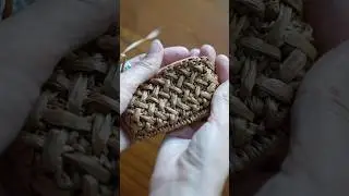Вяжу объемную сумку из рафии с плетенным узором 🤍