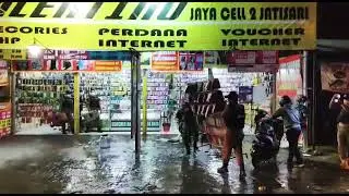 NGERIIIII, Gak Mau Tutup Warung Sampai Disiram Pakai Pemadam..
