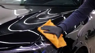 a man cleaning car with microfiber cloth car detai 2023 11 27 05 35 55 utc