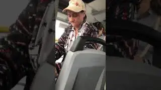 Сумасшедшая бабка😂. Кричит на весь автобус