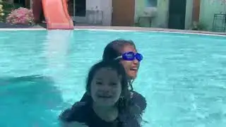 Berenang bersama kakak