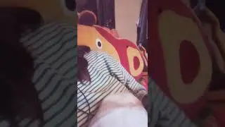 А он тебя целует говорит что любит