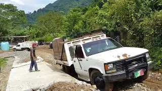 Camioneta en problemas cargada con grava