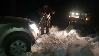 Спасаю на УАЗЕ в лесу Серегу и Коляна. Застряли и застучал мотор.