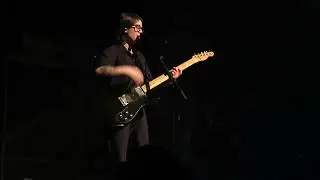 Tegan and Sara - Tegan banter: twin stuff, would *never* be a parent + Living Room