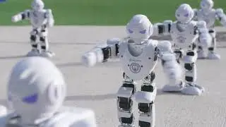 Роботы Alpha 1 развлекают 55 тысяч фанатов футбола на стадионе Manchester City