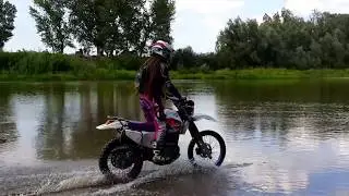 Впервые переплываю реку)