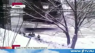 Служебное Видео  Мужчина Провалился Под Лед и Действия Пожарных  2013