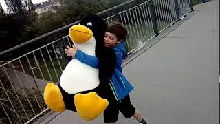 simon transporting Tux