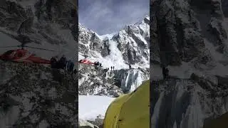 Everest basecamp daily avalanche