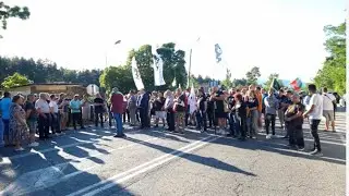 Стотици се събраха и затвориха за кратко пътя за прохода 