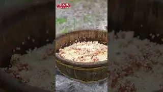 The kung fu master peeked at the beautiful woman in white and was violently beaten by his wife!