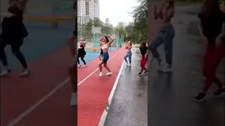 Dancing in the rain. Танцы под дождем