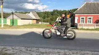 Мотогонщик прокатил ребенка без шлема